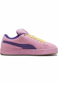 Roze textuursneaker met paarse accenten en gele veters. Heeft een laag ontwerp en een rubberen zool met een gepatroneerde grip.