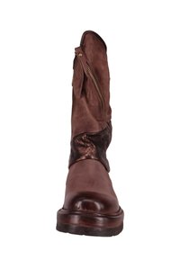 Brązowy skórzany kozaki do kolan z teksturowanym brązowym akcentem i bocznym zamkiem błyskawicznym, zaokrąglonym noskiem i solidną podeszwą.