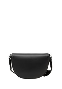 Borsa a tracolla semi-circolare nera con tracolla regolabile e texture in pelle liscia su sfondo bianco.