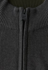 Pull à côtes gris avec col haut et fermeture éclair, doté d'une doublure intérieure verte olive contrastante. Quincaillerie marquée "STREET ONE MEN."