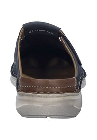 Scarpa slip-on blu con accenti in pelle marrone, vista posteriore. Presenta un interno testurizzato e una suola imbottita. Cuciture rinforzate lungo i bordi.