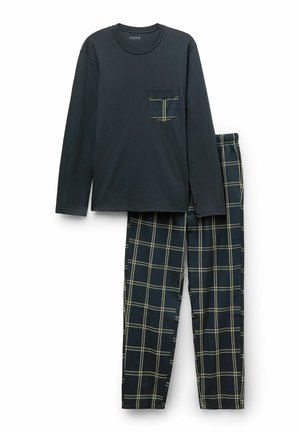 Langärmliges dunkelblaues Oberteil mit einer karierten Brusttasche und passenden karierten dunkelblauen Hosen mit einem hellbeigen Fensterrahmenmuster.
