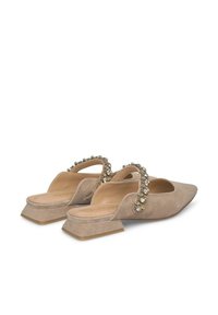 Beige suède slingback-schoenen met een puntige neus, versierd met een band met een rij decoratieve stenen en een lage, vierkante hak.