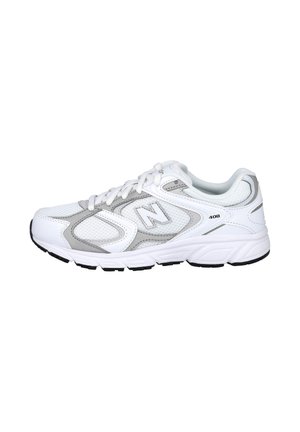 Zapatilla deportiva New Balance 408 blanca y gris con parte superior de malla, cierre de cordones y suela exterior de goma negra.