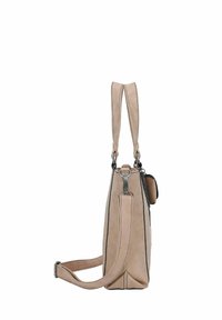 Bolso de ante beige con forma rectangular, que cuenta con dos asas, costuras en contraste y un adorno de llavero desmontable.