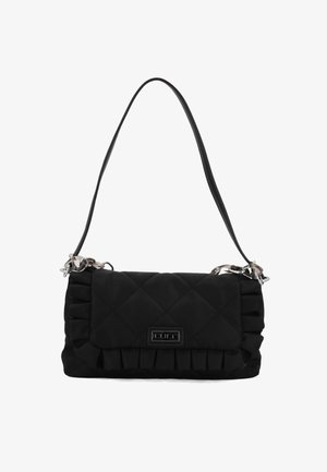 Borsa a spalla nera trapuntata con dettagli arricciati, hardware argentato e una tracolla elegante; forma rettangolare con chiusura a pattina.