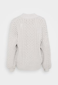 Maglione lavorato a maglia grigio chiaro con un motivo testurizzato, dotato di scollo rotondo e polsini a costine, con una vestibilità rilassata e senza hardware visibile.