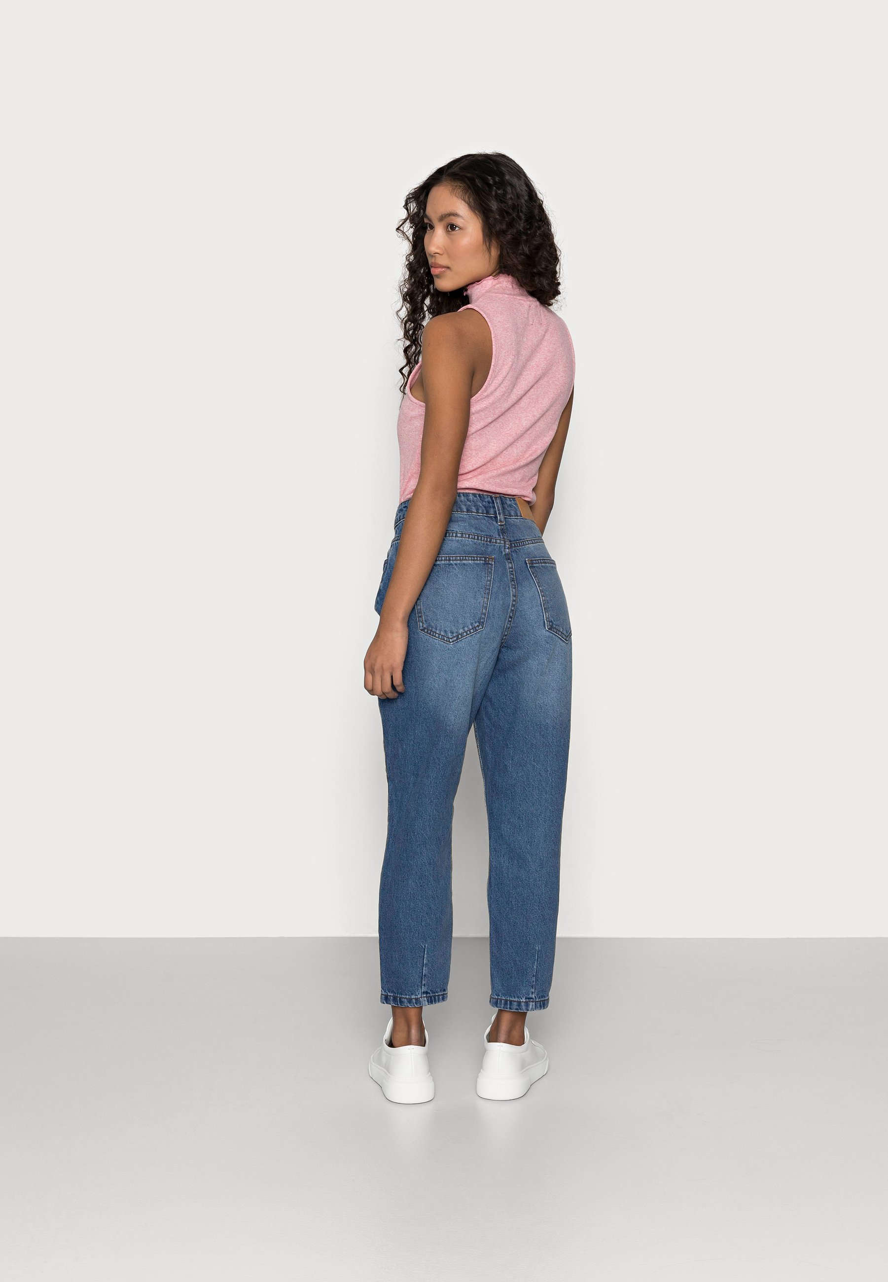 Noisy May Petite NMISABEL MOM JEANS - Aptempti džinsai - medium blue  denim/mėlynų džinsų - Zalando.lt