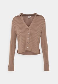 Bruine geribbelde cardigan met een V-hals, lange mouwen, vijf knopen en een cropped ontwerp. Gestructureerde stof en contrasterende knoopdetails.