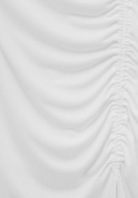 Bílá tkanina se shromážděnou texturou, s jemnými sklady na povrchu. Hladký materiál s jemným leskem, bez viditelných vzorů nebo akcentů.