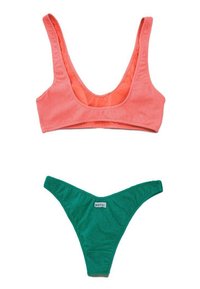 Top bikini a coste corallo con scollatura profonda e foderato in arancione, abbinato a uno slip a coste verde con etichetta.