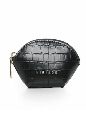 Pochette nera in ecopelle a forma arrotondata con stampa coccodrillo, chiusura zip e logo "MIRIADA" in tonalità oro sul davanti.
