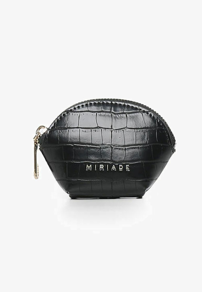 Czarna torba z sztucznej skóry tłoczonej w wzór krokodyla o zaokrąglonym kształcie, z zamknięciem na zamek błyskawiczny oraz złotą naszą "MIRIADA" na przodzie.