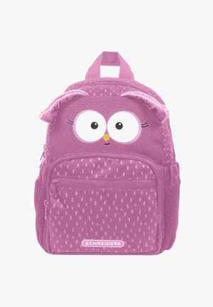 Rosa Rucksack mit Eulendesign, der große Augen, Filzverzierungen an den Ohren und eine strukturierte Oberfläche mit weißen Punktmustern aufweist. Zwei Reißverschlusstaschen.
