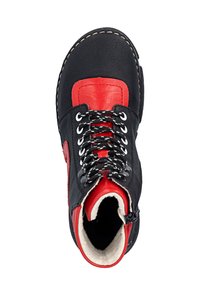Botte en cuir noire et rouge avec coutures blanches, lacets noirs et blancs, doublure en polaire et fermeture éclair sur le côté, vue de dessus.