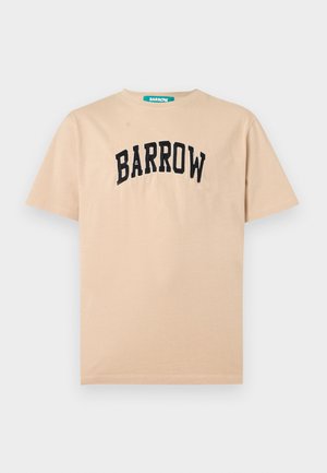 Beige t-skjorte med korte ermer med svart brodert tekst "BARROW" midt foran og en grønn tag inne i halsen.