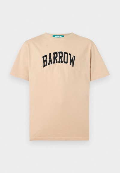 Μπεζ κοντομάνικο μπλουζάκι με μαύρο κεντημένο κείμενο "BARROW" στο κέντρο μπροστά και πράσινη ετικέτα μέσα στο στρογγυλό λαιμό.