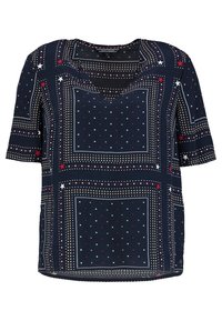 Blusa de manga corta en color marino con cuello en V, que presenta patrones geométricos, lunares y motivos de estrellas en tonos rojo, blanco y beige.
