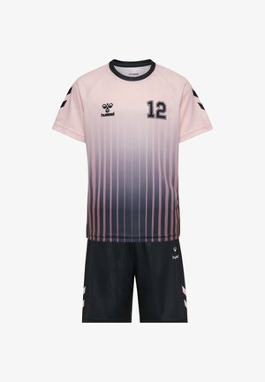 Kortærmet sportsjakke med pink-til-sort gradient, nummer 12 og sorte shorts med pink chevron-detaljer.