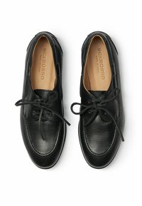 Schwarze Lederschuhe mit strukturiertem Finish, runder Zehenform und Schnürdesign. Innen steht "SCAROSSO, MADE IN ITALY." Glatte, strapazierfähige Sohle.