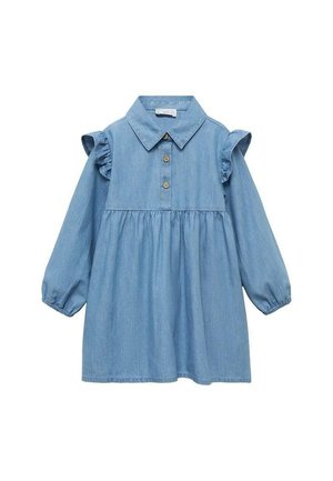 Lyseblå denim-kjole til småbørn med lange ærmer, flæsedetaljer på skuldrene, en spids krave og tre træknapper foran.