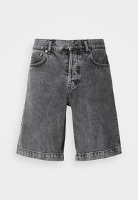 Shorts en denim noir avec une coupe décontractée, taille mi-haute, cinq poches et ourlet effiloché, dotés d'un tissu texturé et d'un motif légèrement décoloré.