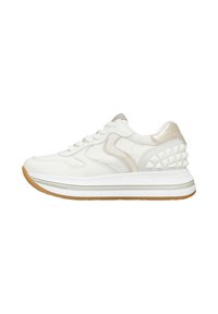 Sneaker bianca con tomaia in pelle liscia, accenti grigi, suola spessa e dettaglio sul tallone a forma di piramide, texturizzato. La scarpa presenta lacci rotondi.