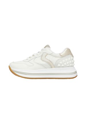 Sneaker bianca con tomaia in pelle liscia, accenti grigi, suola spessa e dettaglio sul tallone a forma di piramide, texturizzato. La scarpa presenta lacci rotondi.