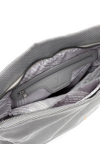Interno di una borsa in tessuto grigio intrecciato con una tasca con zip e un'etichetta con il logo. Rivestita con un materiale grigio a fantasia con testo.