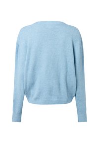 Jasnoniebieski, dziergany sweter, o miękkiej fakturze, luźnym kroju, okrągłym dekolcie, długich rękawach oraz ściągaczu na dole i przy mankietach. Minimalistyczny projekt z tyłu.