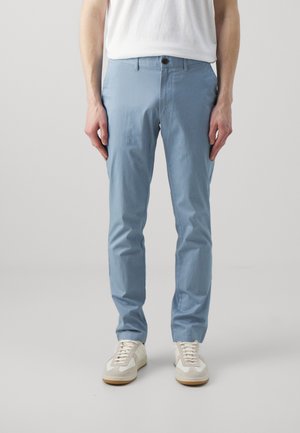 SLIM FASHION - Pantalones chinos - light blue