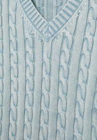 Svetlomodrý pletený sveter s vertikálnymi vrkočovými vzormi a rúčkovým výstrihom do tvaru V.