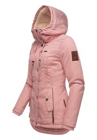 Roze geïsoleerde jas met een fleece-voering in de capuchon, ritssluitingen, en een logo-patch. Voorzien van knopen en een trekkoordsluiting.