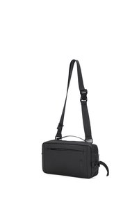 Borsa a spalla nera realizzata in tessuto resistente, con forma rettangolare, tracolla regolabile, tasca anteriore con zip e branding sottile.
