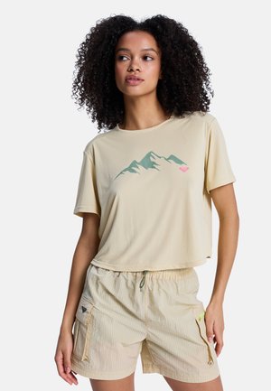 Jasnobeżowy krótki t-shirt z zielonym nadrukiem gór, w komplecie z pasującymi pasiastymi szortami z bocznymi kieszeniami i regulowanym sznurkiem.