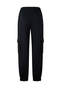 Zwarte cargo broek met elastische tailleband en enkelmanchetten, voorzien van klepzakken aan beide zijden.