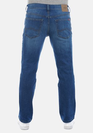 Dunkelblaue Jeans mit gerader Passform, fünf Taschen und einem Lederpatch am Bund. Mit dekorativen Nähten auf den Gesäßtaschen.