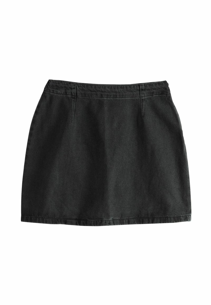 Sort denimnederdel med lige snit, to frontlommer og en syet talje. Glat tekstur og design til midt på låret.
