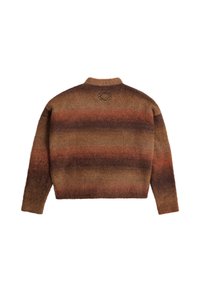 Braun und rostfarbener gestreifter, flauschiger Langarmpullover mit hohem Kragen und kleinem dunklem Kettenring-Logo nahe dem Halsansatz auf der Rückseite.