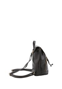Sac à dos en cuir noir avec une fermeture à cordon, une poche zippée extérieure et des bretelles réglables. Texture lisse et accents en matériel doré.