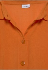 Camicia arancione con colletto, in tessuto texturizzato e tre bottoni color crema sul davanti. Etichetta del marchio Lascana sullo scollo.