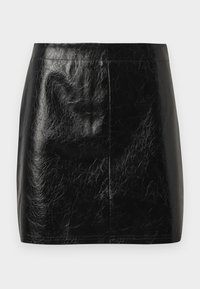 Zwarte neplederen mini-jurk met een gladde, glanzende textuur, met een rechte snit en minimale stiksels bij de tailleband.