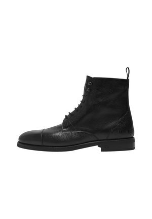 Schwarze Leder-Stiefeletten mit einer strukturierten Oberfläche, runden Zehen, vorderem Schnürverschluss und einer Schlaufe an der Ferse. Flache Gummisohle.