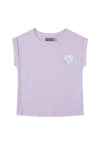 Camiseta corta de manga corta de color púrpura claro hecha de tejido suave. Presenta un gráfico de un corazón con el texto "LOVE" en blanco y azul. Cuello redondo.
