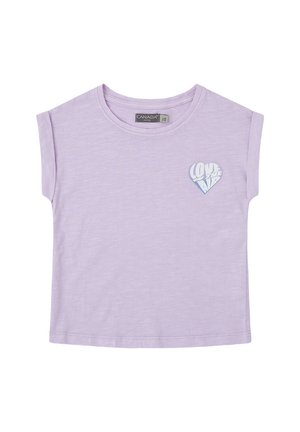 Camiseta corta de manga corta de color púrpura claro hecha de tejido suave. Presenta un gráfico de un corazón con el texto "LOVE" en blanco y azul. Cuello redondo.