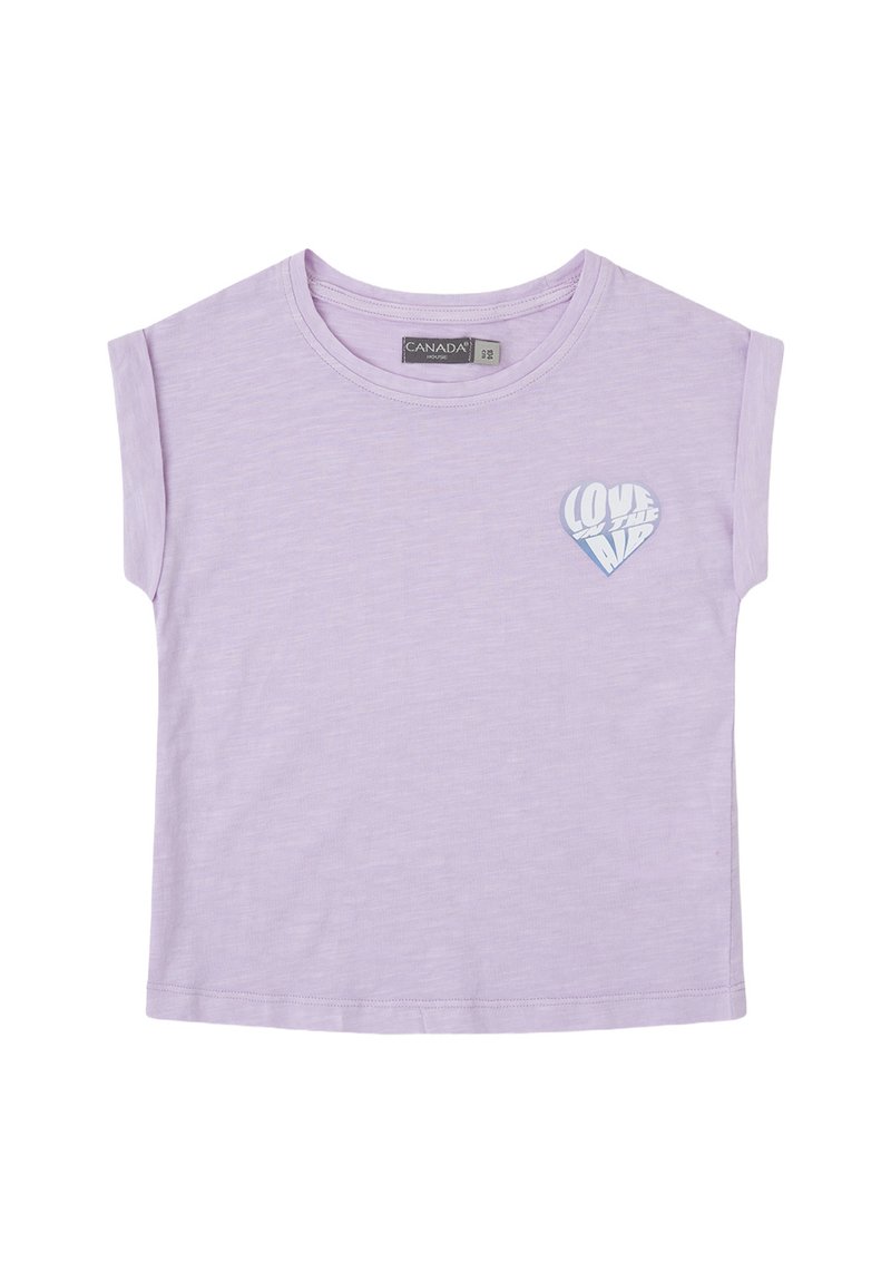 Camiseta corta de manga corta de color púrpura claro hecha de tejido suave. Presenta un gráfico de un corazón con el texto "LOVE" en blanco y azul. Cuello redondo.