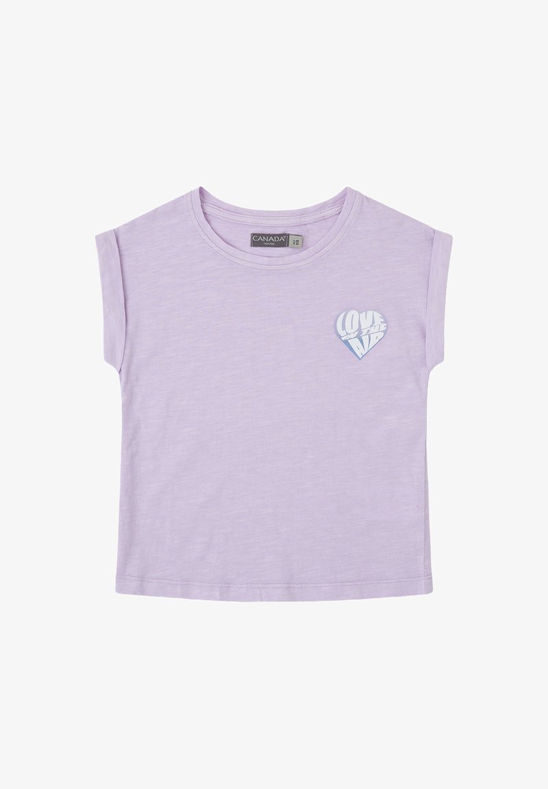 Camiseta corta de manga corta de color púrpura claro hecha de tejido suave. Presenta un gráfico de un corazón con el texto "LOVE" en blanco y azul. Cuello redondo.