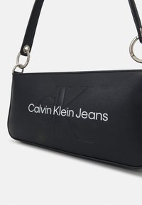 Calvin Klein Jeans SCULPTED SHOULDER POUCH MONO - Borsa a mano - fashion black