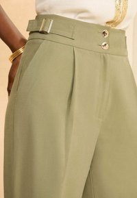 Love & Roses REGULAR FIT - Kalhoty - green tab
