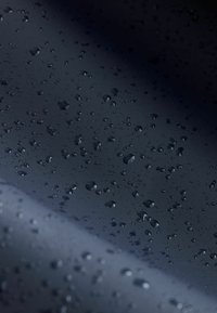 Tessuto idrorepellente di un blu navy scuro, con numerose gocce d'acqua su una superficie liscia e testurizzata. Presenta un sottile lucido.